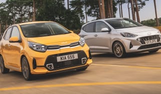 Kia Picanto vs Hyundai i10 - front tracking